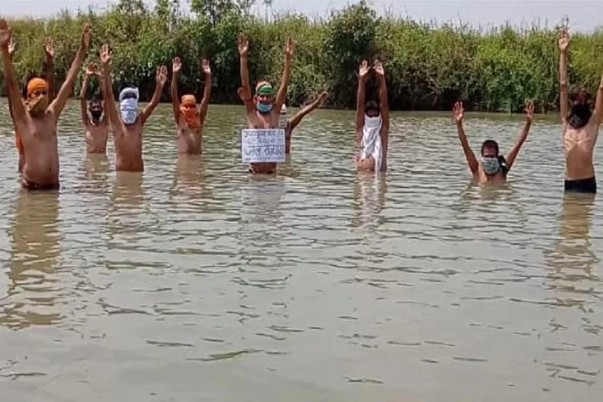 अजय कुमार लल्लू की रिहाई के लिए बस्ती में जल सत्याग्रह