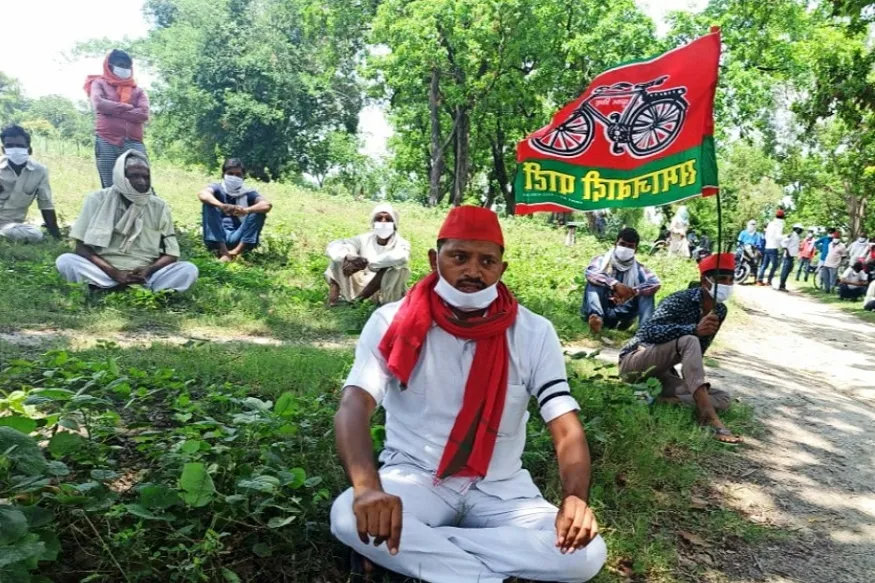 मुआवजे की मांग को लेकर सपा नेता सिद्धार्थ के साथ धरने पर बैठे किसान