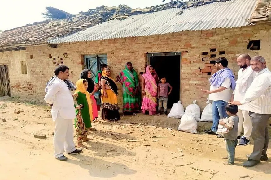आजमगढ़: बारिश से उजड़े आशियाने में चूल्हा जलाने की रिहाई मंच की कोशिश