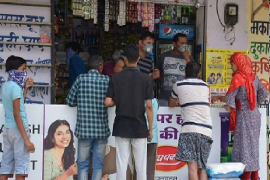 बस्ती में सोशल डिस्टेंसिंग का पालन सिर्फ तस्वीरों में, प्रशासन नियम पालन कराने में नाकाम!