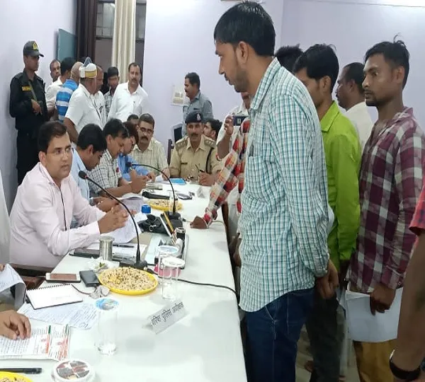 DM अयोध्या ने इन अधिकारियों के वेतन रोकने के दिए निर्देश