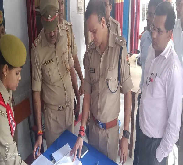 DM Ayodhya और SP ने किया थाने का निरीक्षण