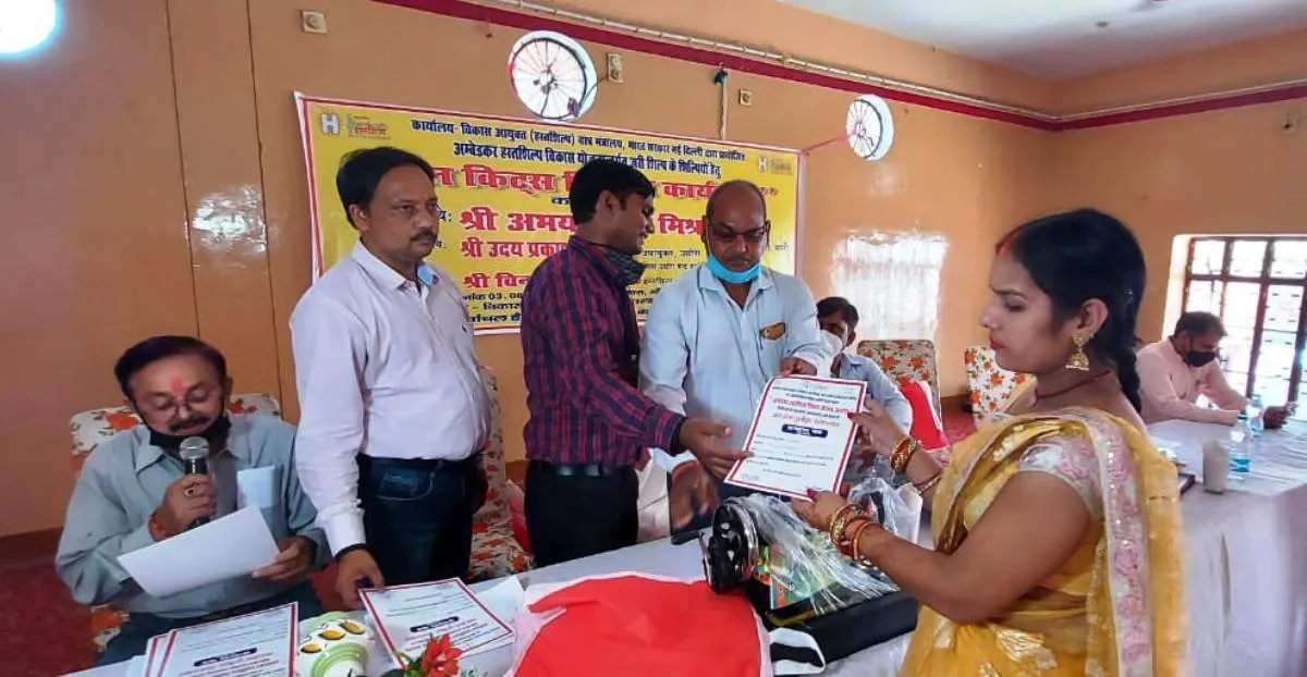 हस्तशिल्प विकास योजना की दिया जानकारी, हस्तशिल्पियों से बनाया संवाद