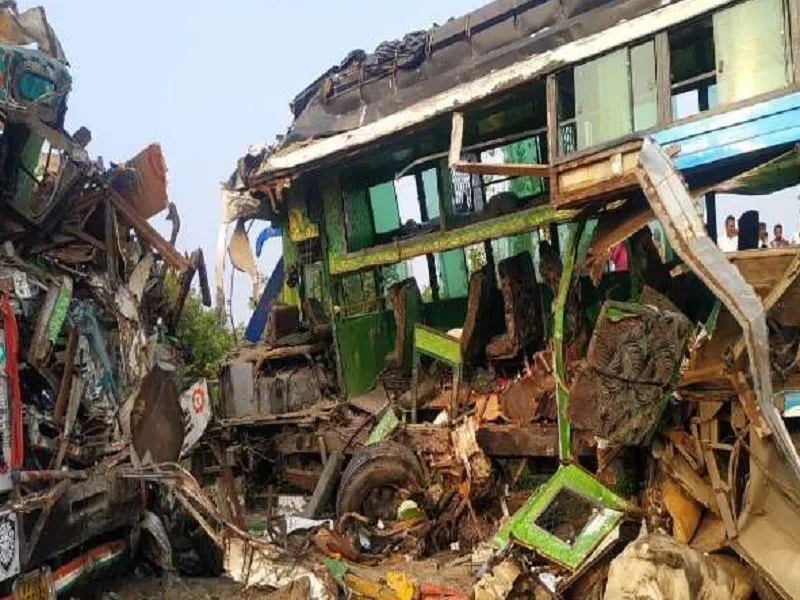 Barabanki Accident News: बाराबंकी में ट्रक-बस में टक्कर, 12 की मौत; 32 घायल