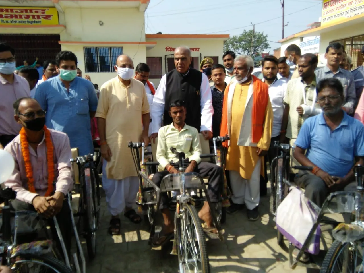 Siddharth Nagar News: दिव्यांगों को ट्राई साइकिल समेत अन्य सहायक उपकरण वितरित