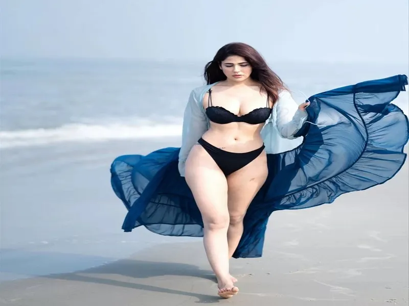 रेणु कौशल की सिज़लिंग बिकनी तस्वीरों से इंटरनेट पर हलचल