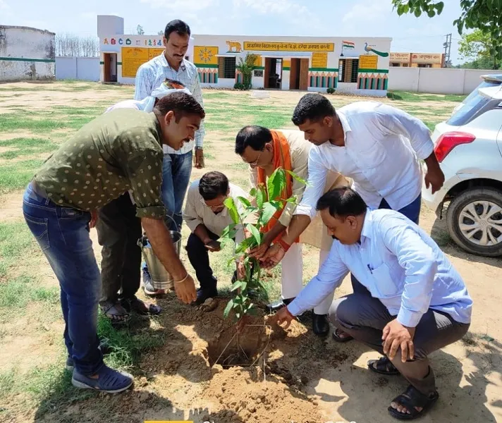 Basti News: विद्यालय पर किया पौधरोपणः दिया पर्यावरण रक्षा का संदेश