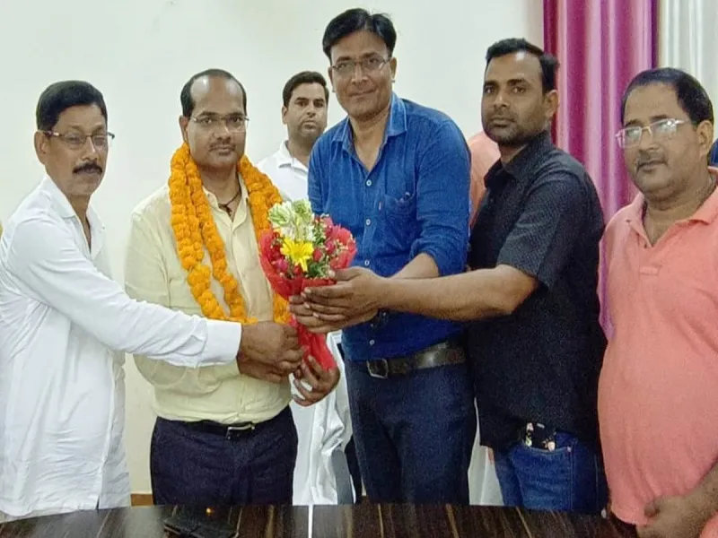 नवागत बीएसए से मिला शिक्षक संघ का प्रतिनिधि मण्डल