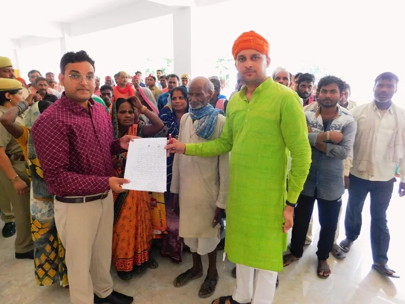 Basti News: भाजपा नेता अभिनव ने उठाया भूमिहीन किसानों का मुद्दाः सौंपा ज्ञापन