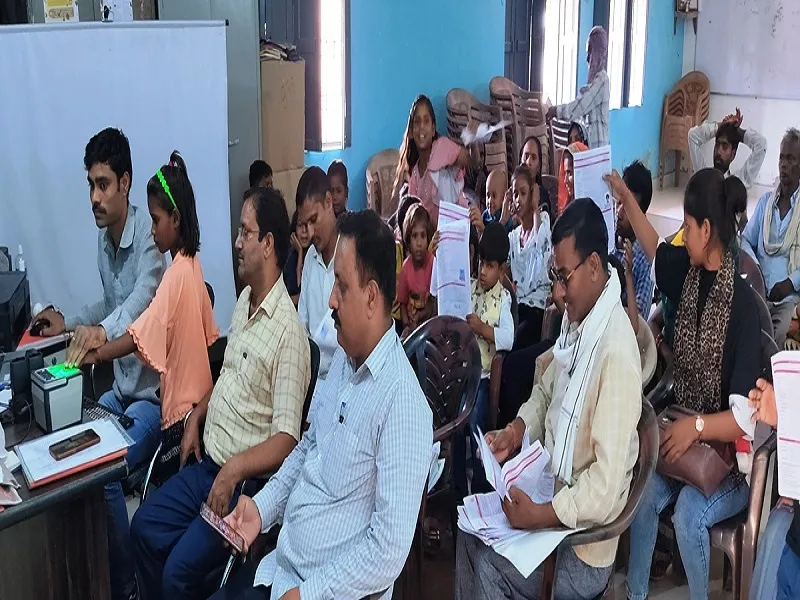 परिषदीय स्कूलों के बच्चों का बन रहा आधार कार्ड