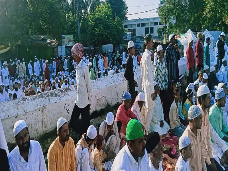 Gorakhpur News: ईद-उल-अज़हा : नमाज़ अदा कर अल्लाह की राह में पेश की क़ुर्बानी