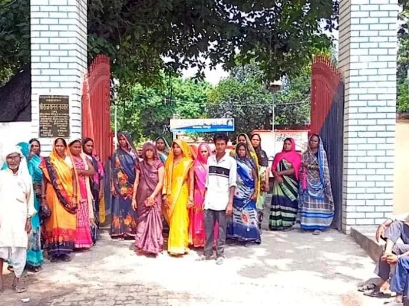 Jaunpur News In Hindi: हत्या के आरोप में हिरासत में लिए गए युवकों के पक्ष में महिलाओं ने किया प्रदर्शन