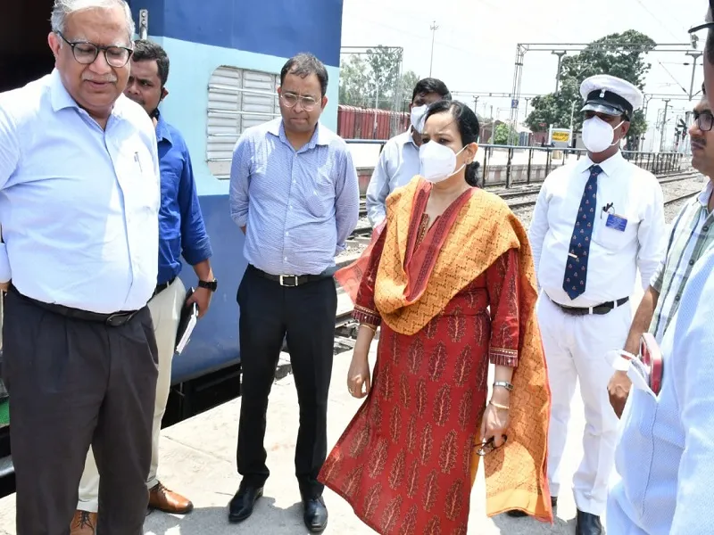 Lucknow News: जीएम ने बीकेटी स्टेशन पर कार्यों का लिया जायजा