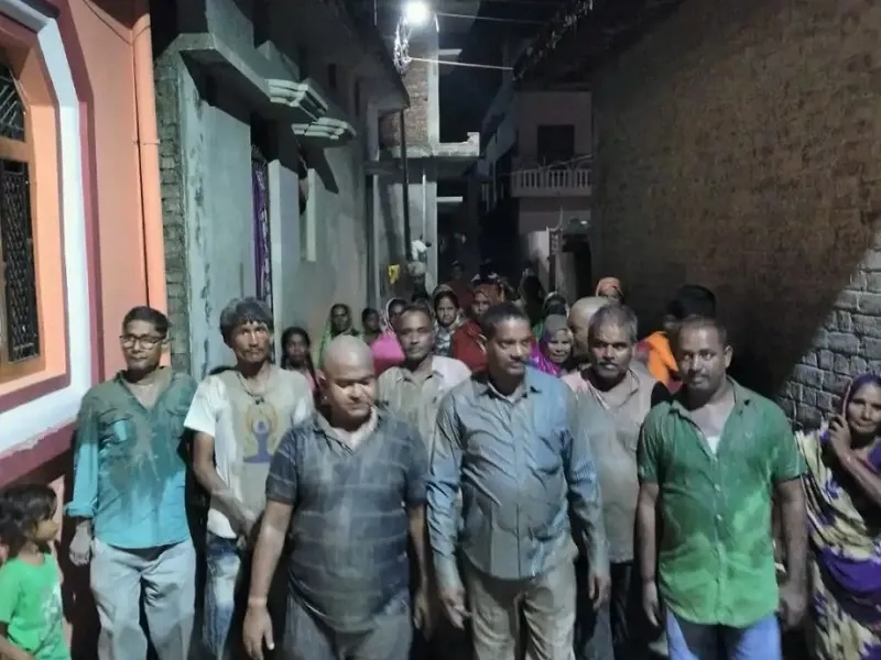 बारिश की कामना से महिलाओं ने विधायक व अध्यक्ष को कीचड़ से नहलाया