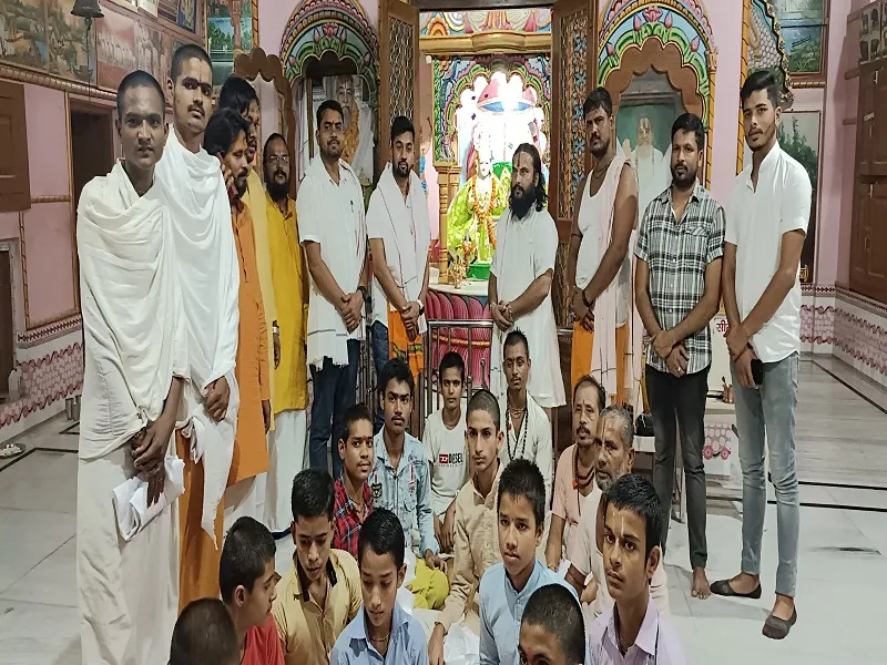 Ayodhya News: श्री राम आश्रम में विद्यार्थी करते हैं वेद का अध्ययन