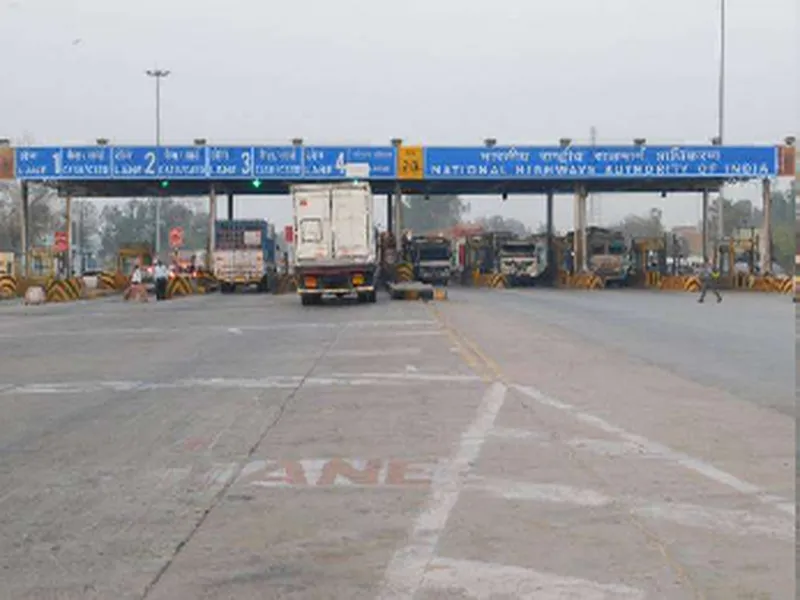 Basti News: फिर विवादों में घिरा मड़वा नगर टोल प्लाजा, दोषियों पर कार्रवाई की मांग