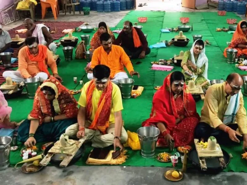 Basti News: रूद्राभिषेक से दूर होते हैं जीवन के दुःख, सामूहिक रूद्राभिषेक में उमड़े शिवभक्त