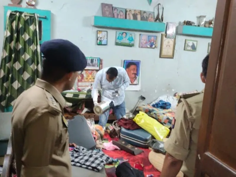 Basti में राम भरोसे कानून! रौता चौराहे पर दिन दहाड़े डकैती, तस्वीरों में देखें हालात