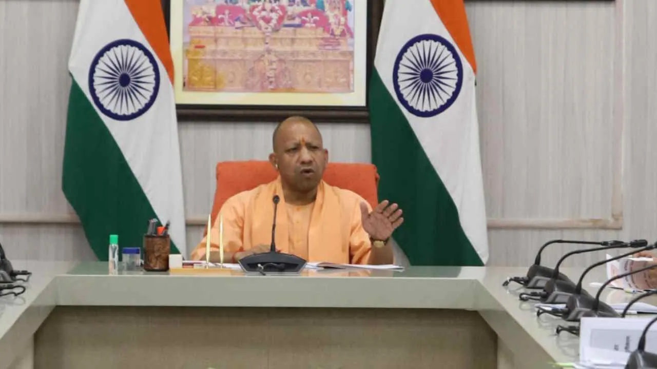 यूपी में इन लाखों कर्मचारियों की बल्ले-बल्ले, अब मिलेगा बीमा, 5 तारीख को ही आएगी सैलरी, महिला कर्मियों के लिए भी बड़ा ऐलान