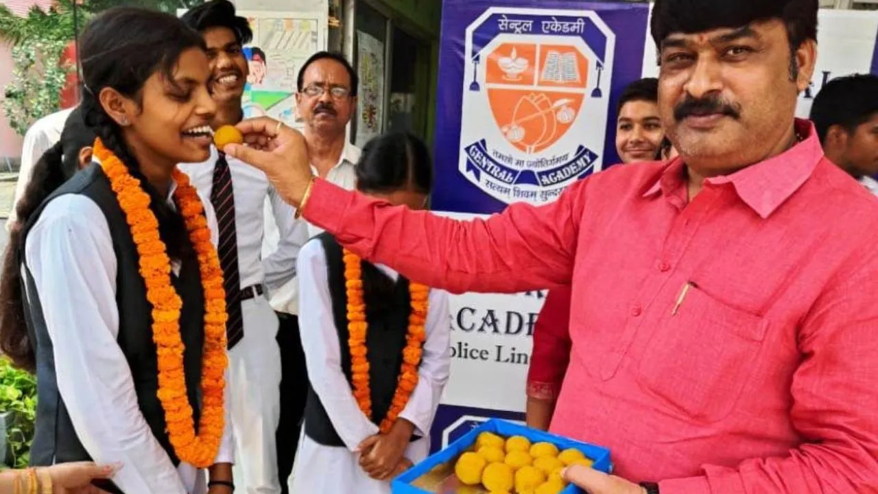 Basti: सेन्ट्रल एकेडमी सीनियर सेकेन्ड्री स्कूल में बेटियां अव्वलः शत प्रतिशत रहा परिणाम