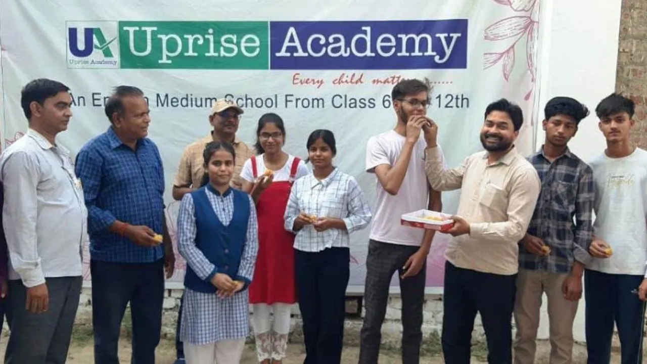 Basti: अपराइज टयुटोरियल्स के छात्रों ने बनाया सफलता का कीर्तिमान, शिक्षकों ने मिठाई खिलाकर बढाया हौसला