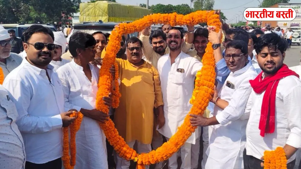 बस्ती में टोल प्लाजा पर सपा नेता विनयशंकर तिवारी का फूल मालाओं के साथ भव्य स्वागत