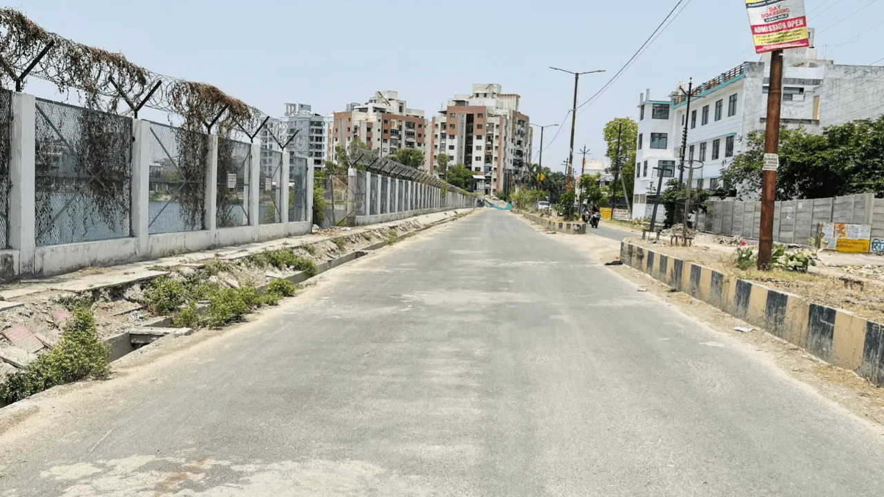 यूपी के इस जिले में 17 साल से एक सड़क के लिए बुजुर्ग लगाते रहे चक्कर, एसडीएम ने किया यह काम