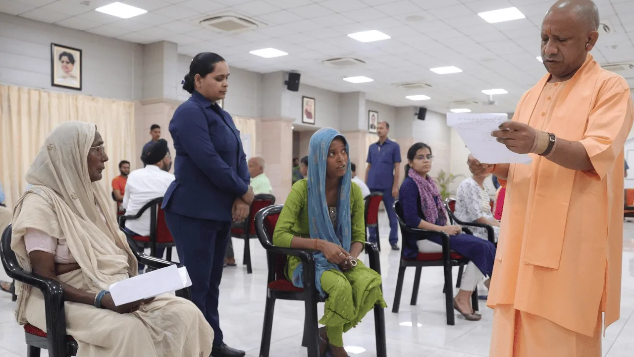 मुख्यमंत्री योगी आदित्यनाथ ने जनता से सीधे संवाद किया, समस्याओं के समाधान का दिया आश्वासन