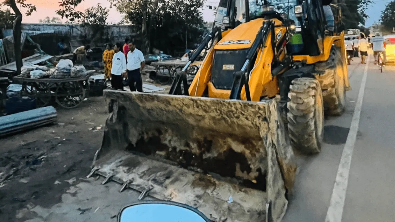 यूपी में 35 दुकानों पर चला बुलडोजर, सड़क होगी फोरलेन