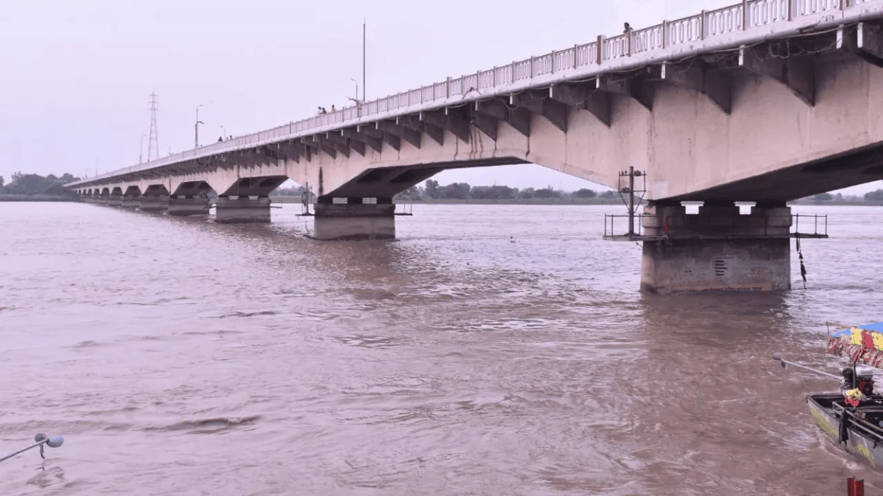 यूपी में इस पुल पर दरार, दिख रहा है सरिया