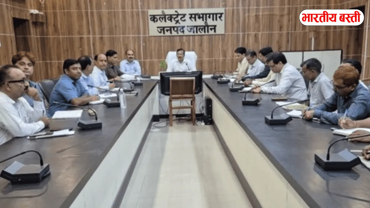 UP में 13 अफसरों पर सख्त कार्रवाई, लापरवाही पर DM ने दिखाई सख्ती