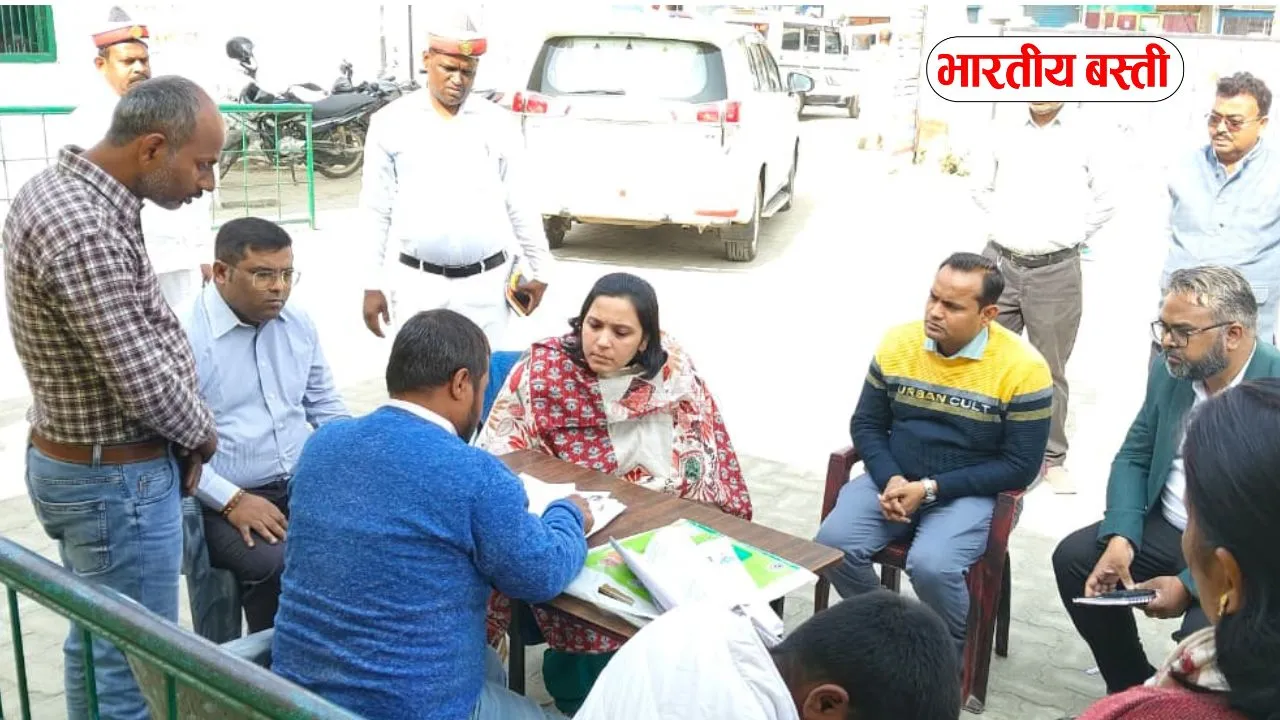 बस्ती डीएम ने किया मतदाता सूची पुनरीक्षण का निरीक्षण, बीएलओ को सख्त निर्देश