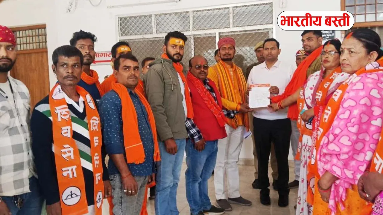 बस्ती में मंदिर के पास मछली-अंडे की दुकानों को हटवाने की मांग, DM को सौंपा गया ज्ञापन