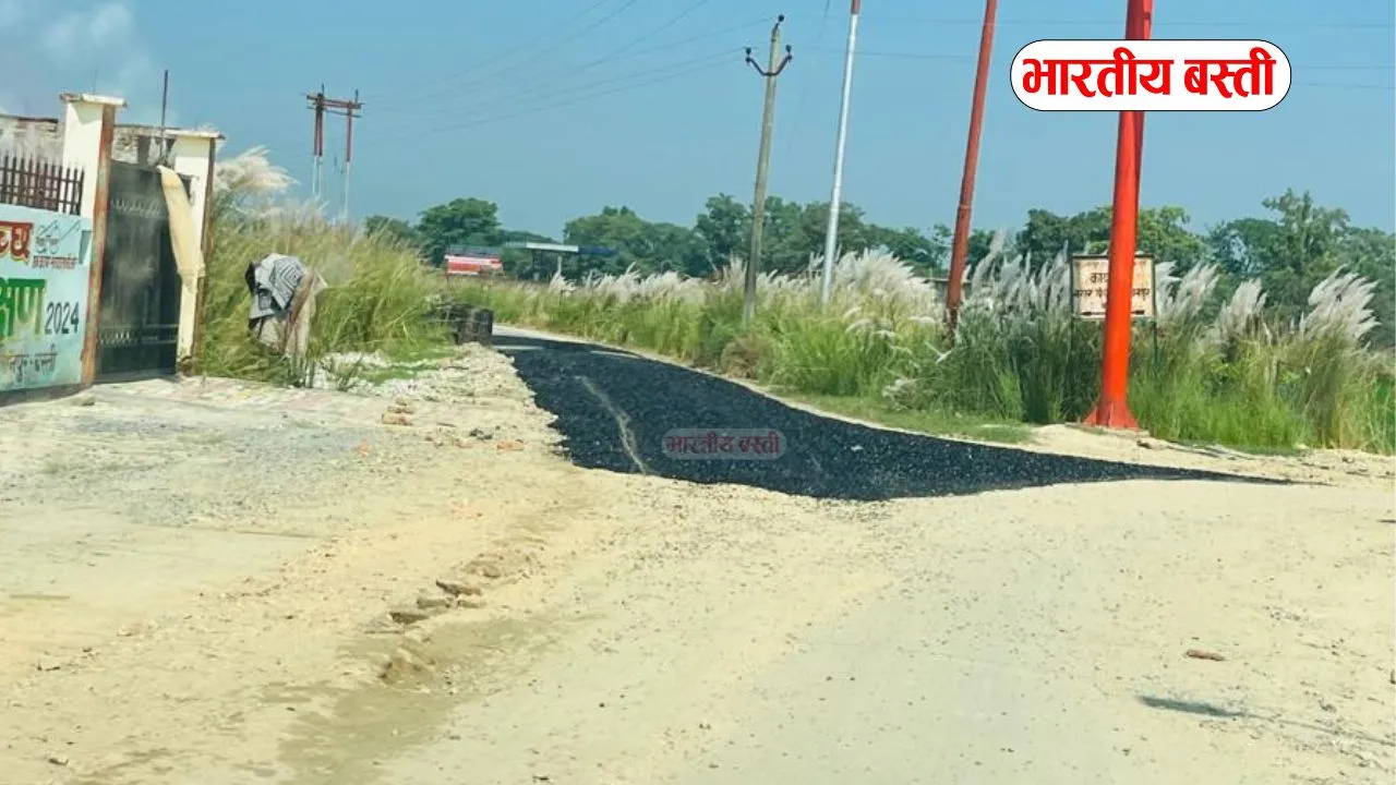 UP में सड़क हाथ लगाते ही उखड़ी, ठेकेदार पर एक साल का प्रतिबंध, सारे काम रोके गए!