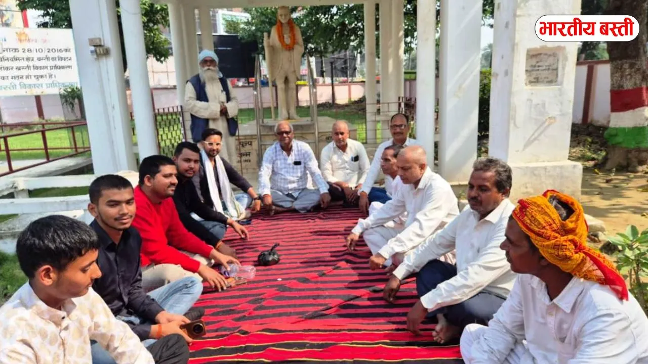 बस्ती में बीएससी नर्सिंग कॉलेजों पर सवाल, मेधा पार्टी ने बापू प्रतिमा के सामने किया मौन सत्याग्रह