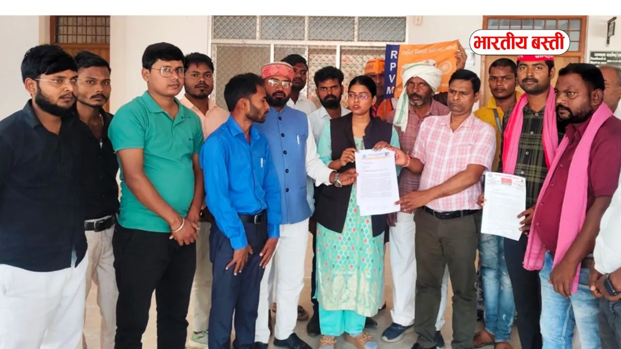 बस्ती में दलित उत्पीड़न मामलों पर आक्रोश, DM के माध्यम से राज्यपाल को भेजा गया ज्ञापन