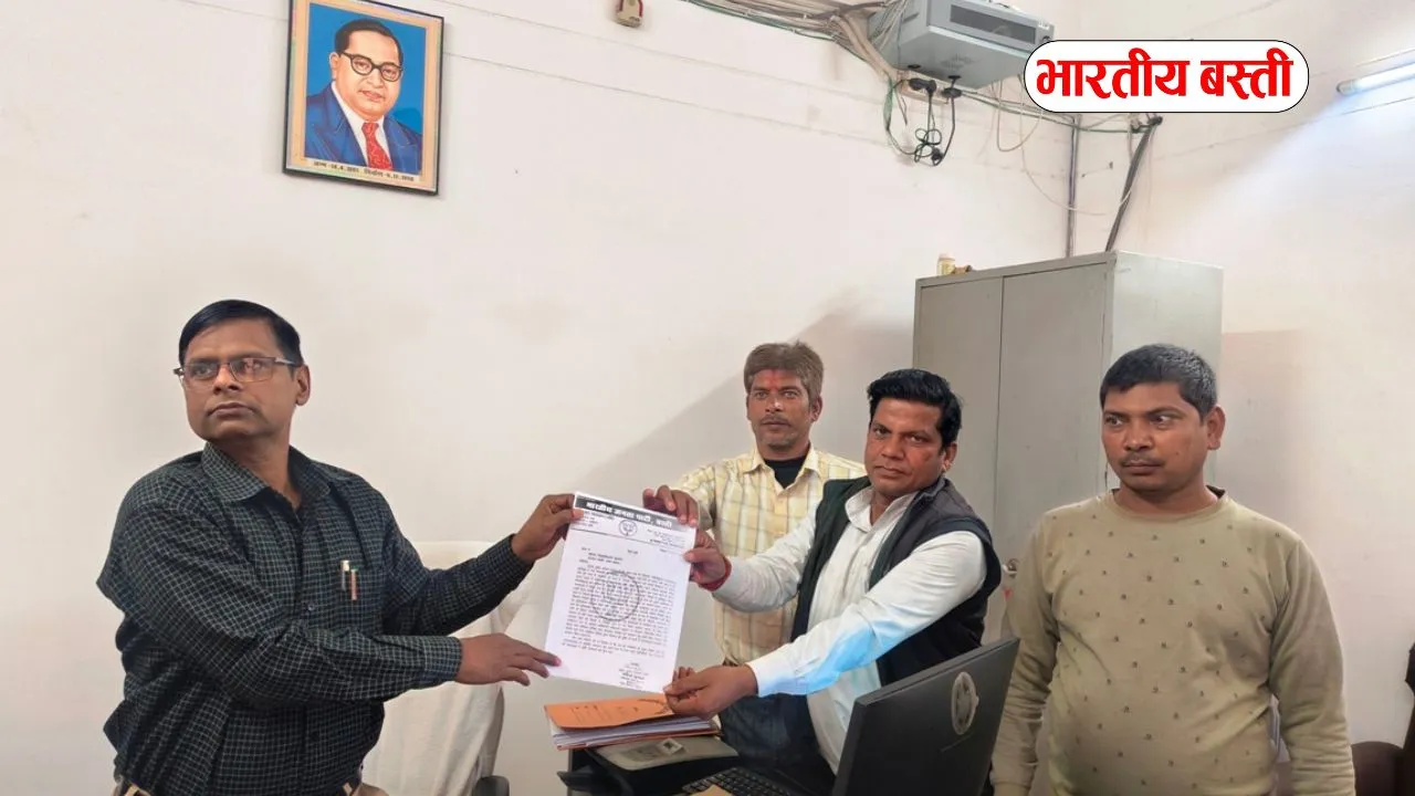 बस्ती में जलभराव और टूटी सड़क से परेशान लोग, डीएम से की कार्रवाई की मांग