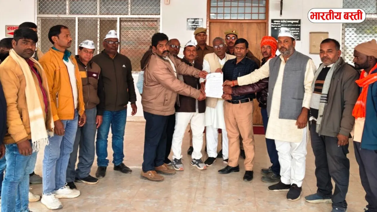 बस्ती में विद्युत विभाग के संविदा कर्मचारियों की सेवा बहाल करने की मांग