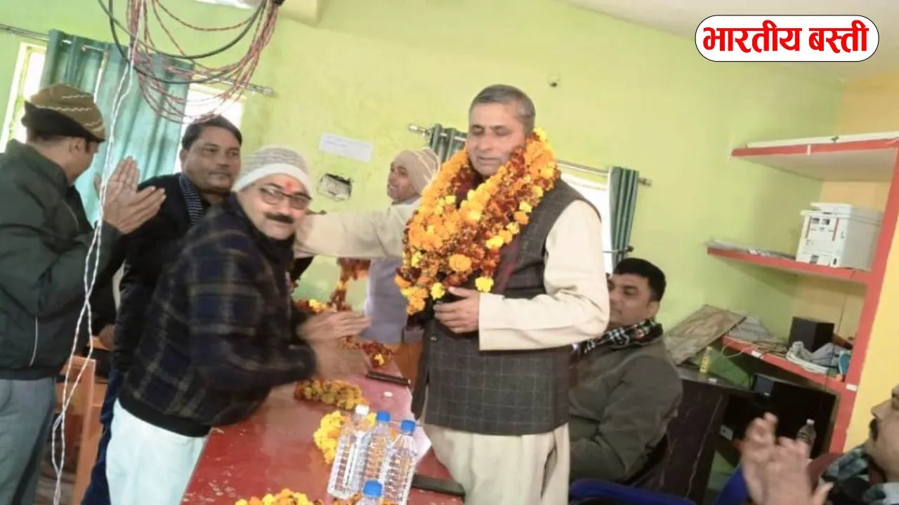 Basti: ग्यारहवीं बार जिलाध्यक्ष निर्वाचित होने पर शिक्षकों ने किया उदयशंकर शुक्ल को सम्मानित