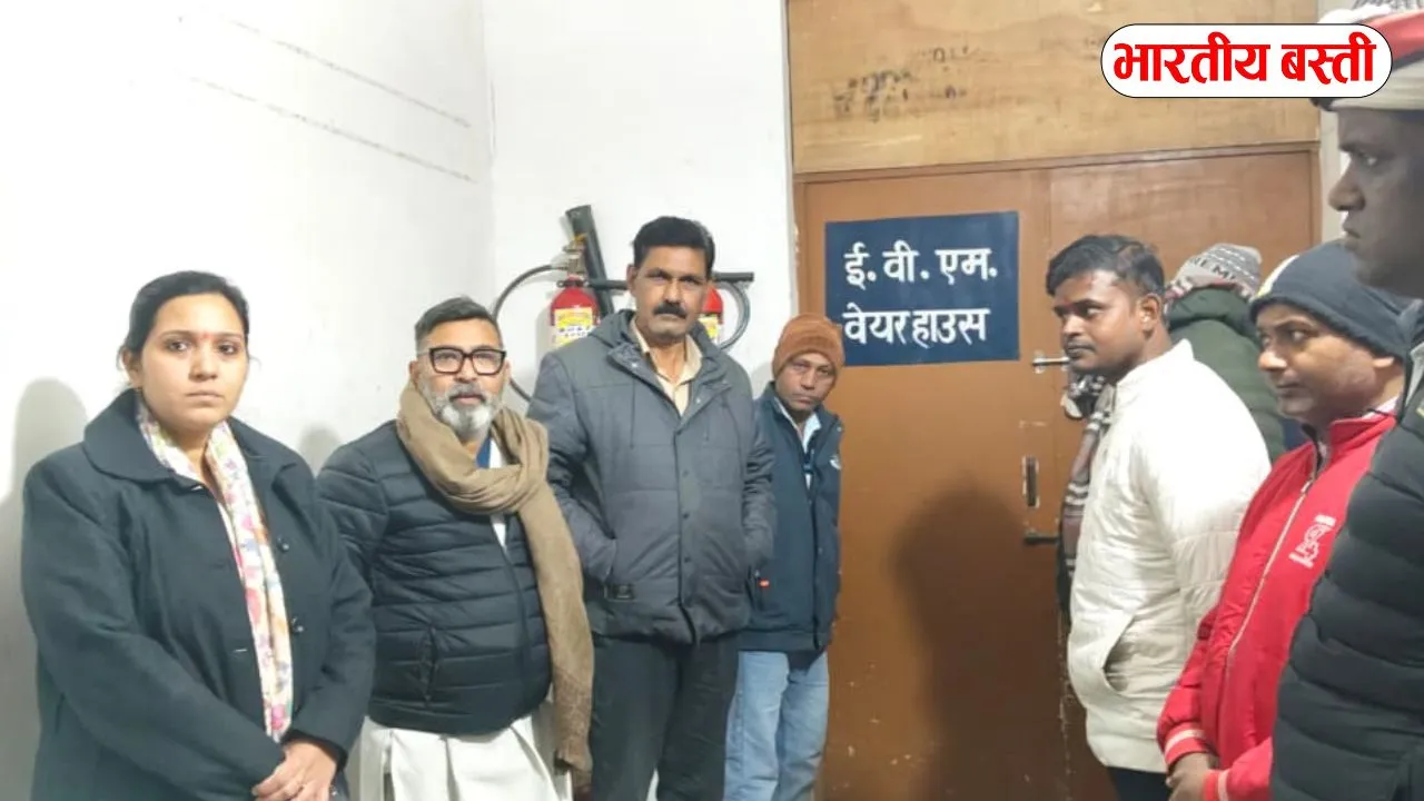 बस्ती में डीएम ने राजनैतिक दलों के साथ किया ईवीएम वेयरहाउस का मासिक निरीक्षण