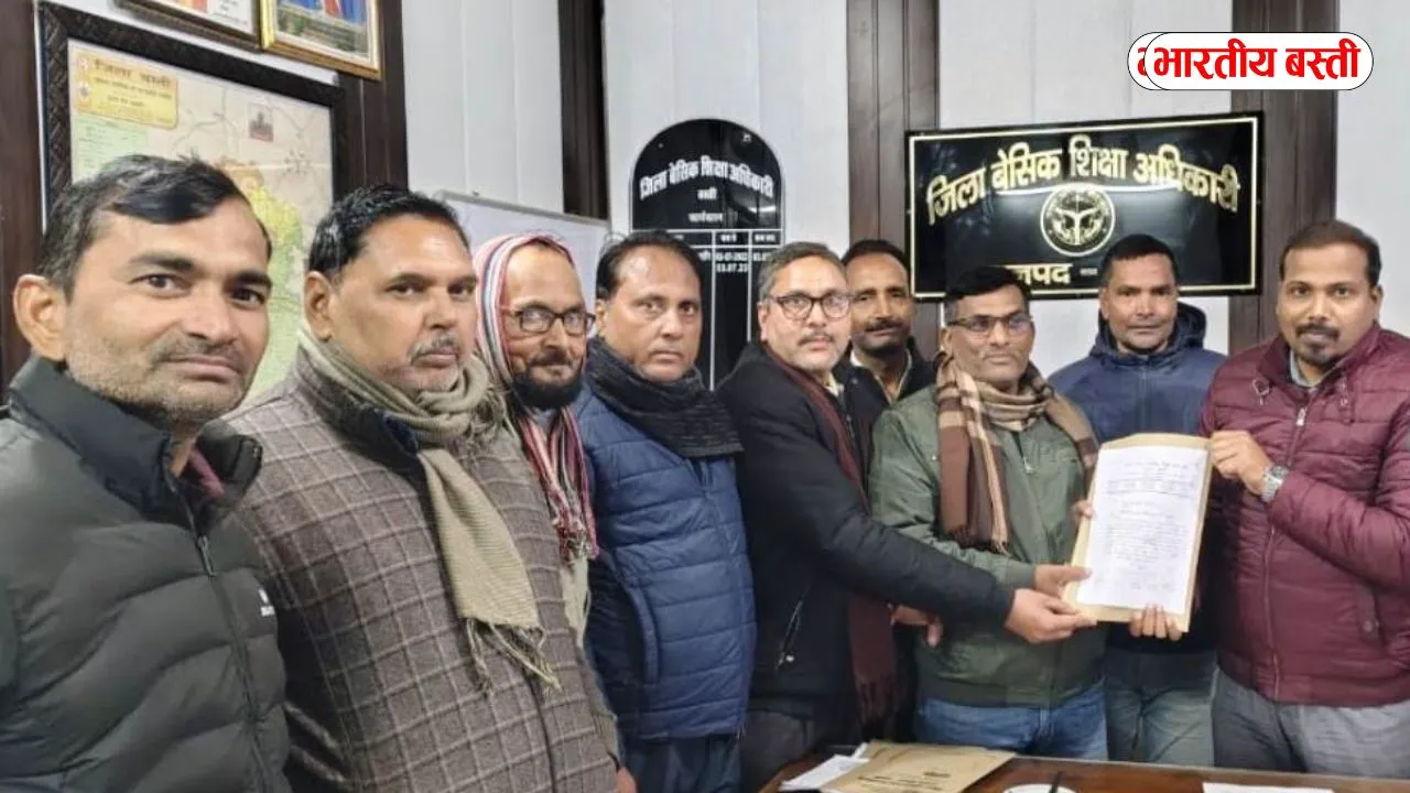 बस्ती में शिक्षा मित्रों ने बीएसए को सौंपा ज्ञापन, स्थानांतरण व मानदेय समय पर देने का आश्वासन