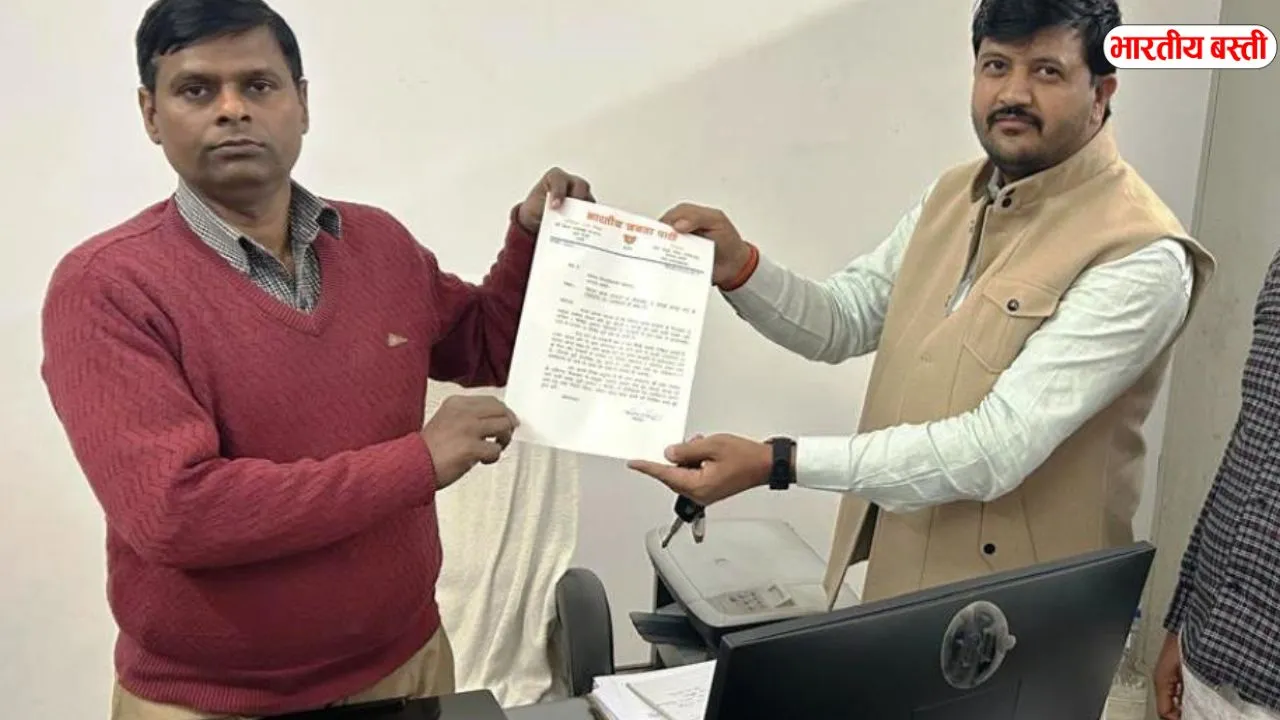 बनकटी–खलीलाबाद मार्ग की हालत खराब, चौड़ीकरण की मांग को लेकर डीएम को ज्ञापन