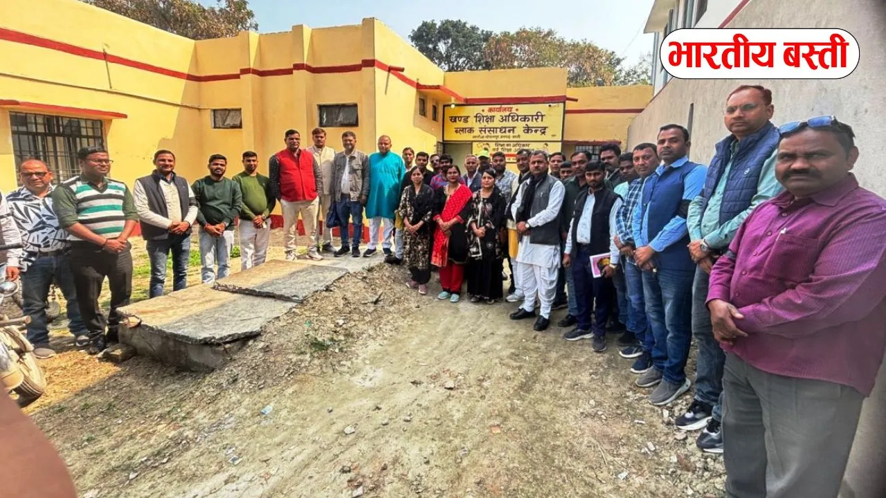 बस्ती में टीईटी अनिवार्यता के खिलाफ शिक्षकों का विरोध, काली पट्टी बांधकर पढ़ाया