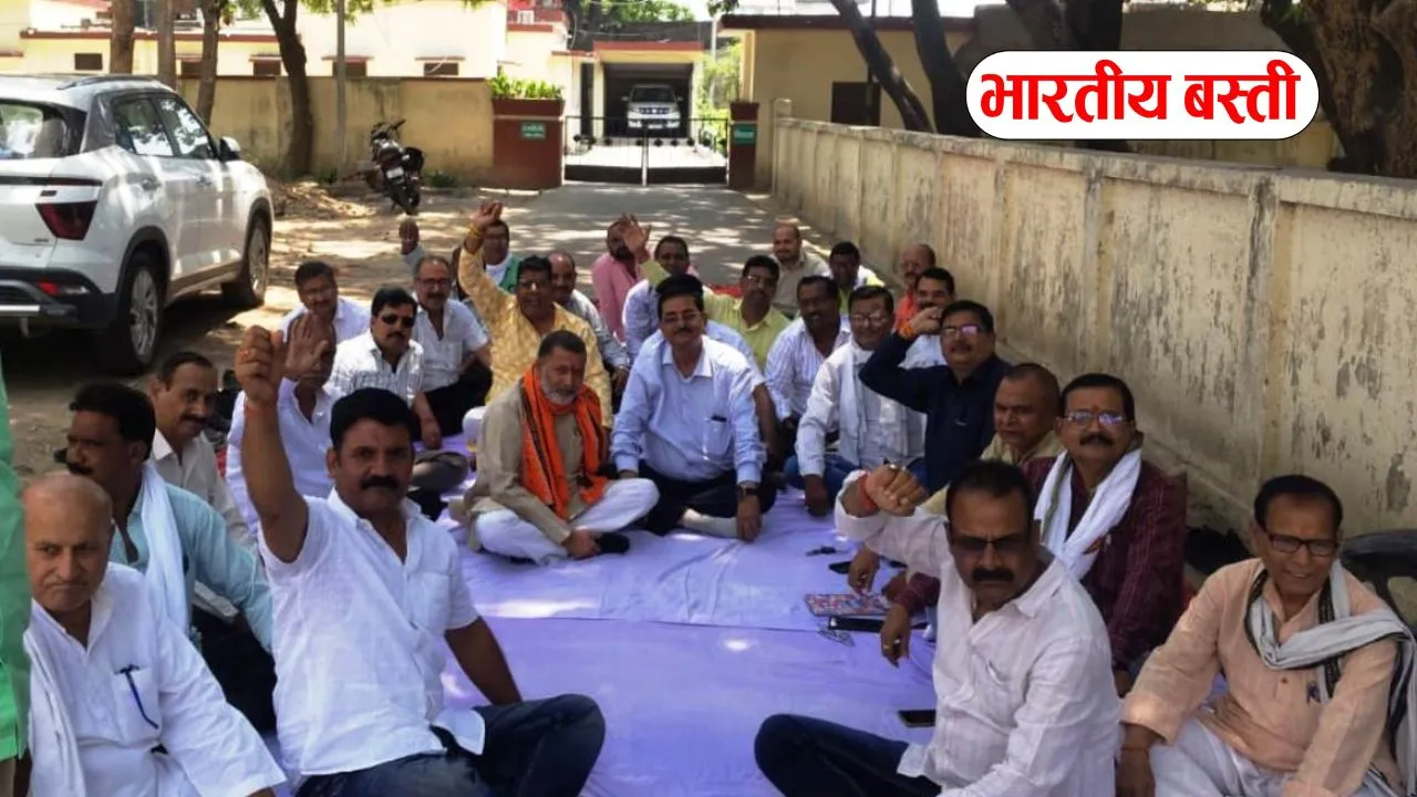 Basti News: तारकोल की कीमत बढने से ठेकेदार परेशान, धरना देकर सौंपा ज्ञापन