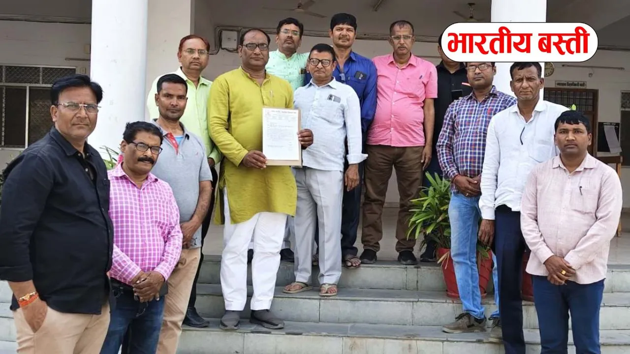 बस्ती में बदलेंगे स्कूल के समय! DM को सौंपा गया ज्ञापन