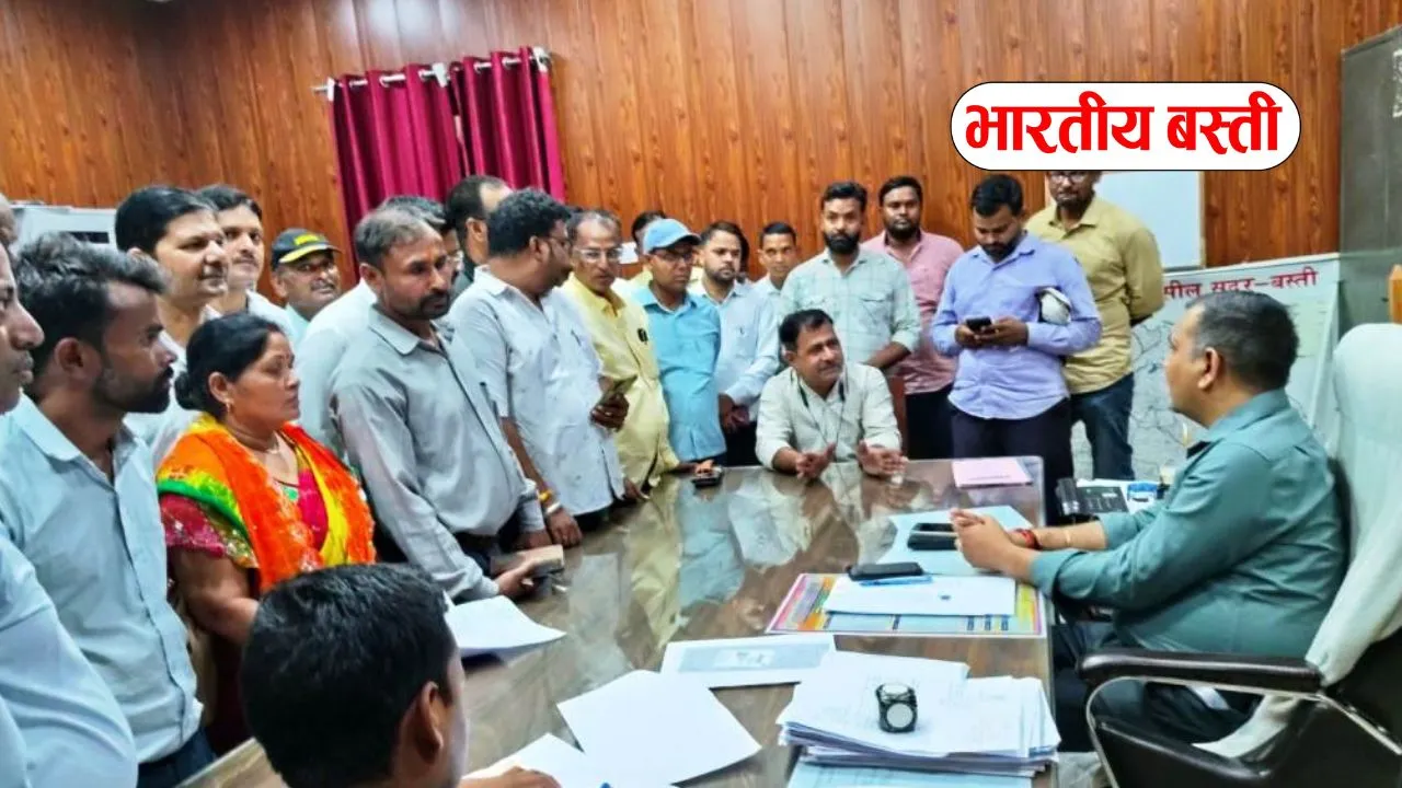 बस्ती में शिक्षकों का धरना खत्म, प्रशासन ने ड्यूटी आदेश रद्द कर नई सूची बनाने को कहा