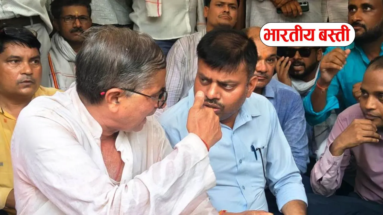 बस्ती में जनगणना ड्यूटी को लेकर शिक्षकों का धरना, किट लेने से किया इनकार