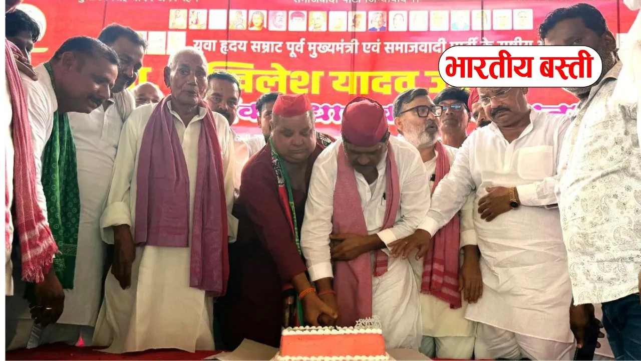समाजवादियों ने सपा प्रमुख अखिलेश यादव के जन्म दिन पर केक काटकर साझा किया खुशियां