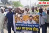 बस्ती में गैस सिलेंडर की महंगाई पर AAP का प्रदर्शन, कंधे पर सिलेंडर लेकर किया विरोध