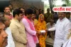 बस्ती में युवक की मौत पर पीड़ित परिवार से मिले सपा विधायक, ₹50 हजार की मदद; बोले- पुलिस ने विवेक दिखाया होता तो मनीष जिंदा होता